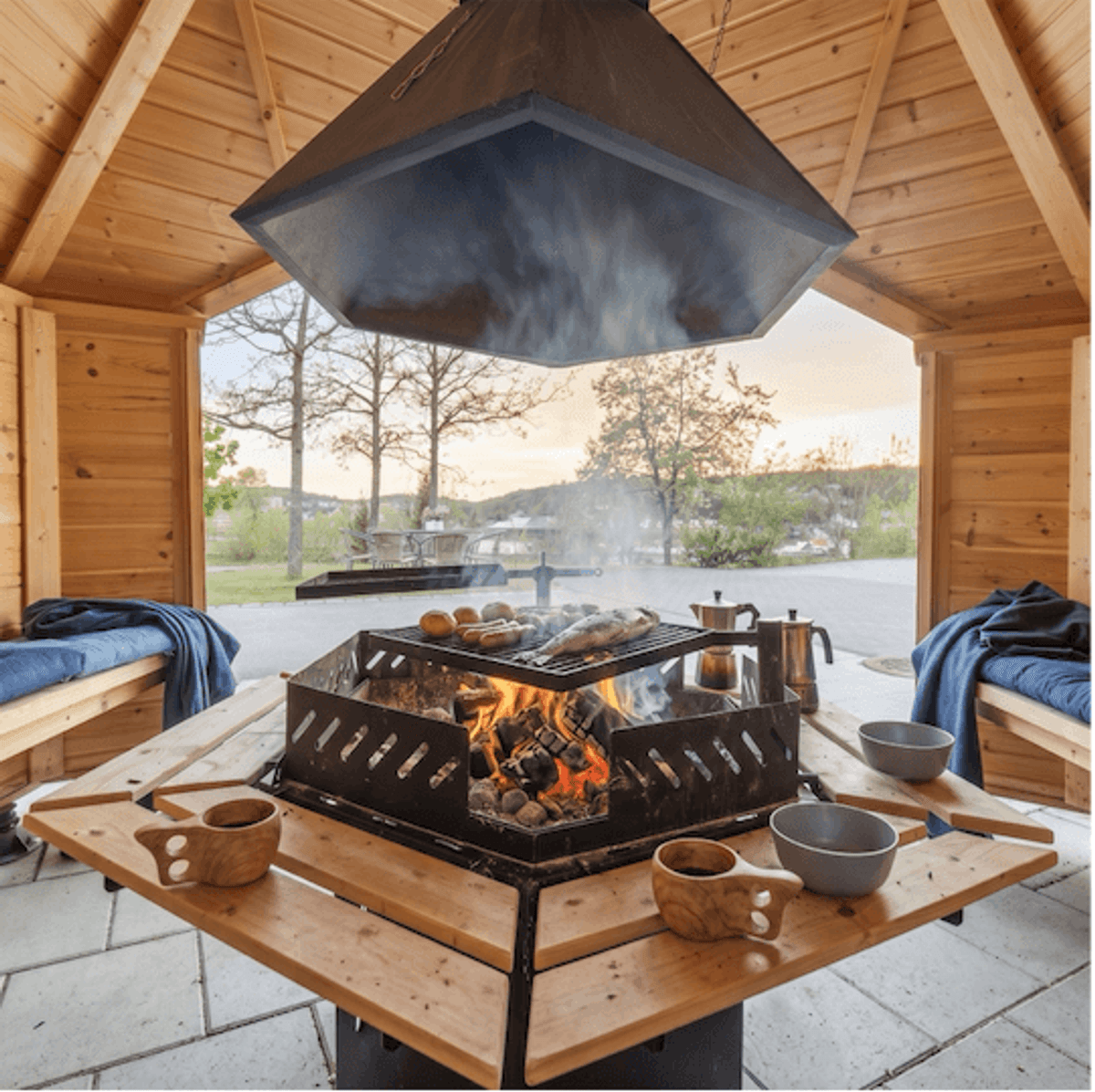 Vindskydd 10 m2 Royal med grill och bänkar - Halvrund timmer