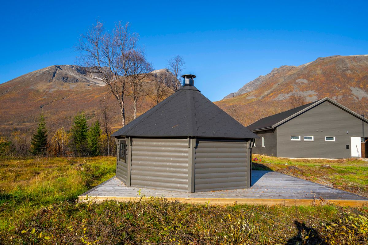 Vindskydd 15 m2 Royal med grill och bänkar - Halvrund timmer