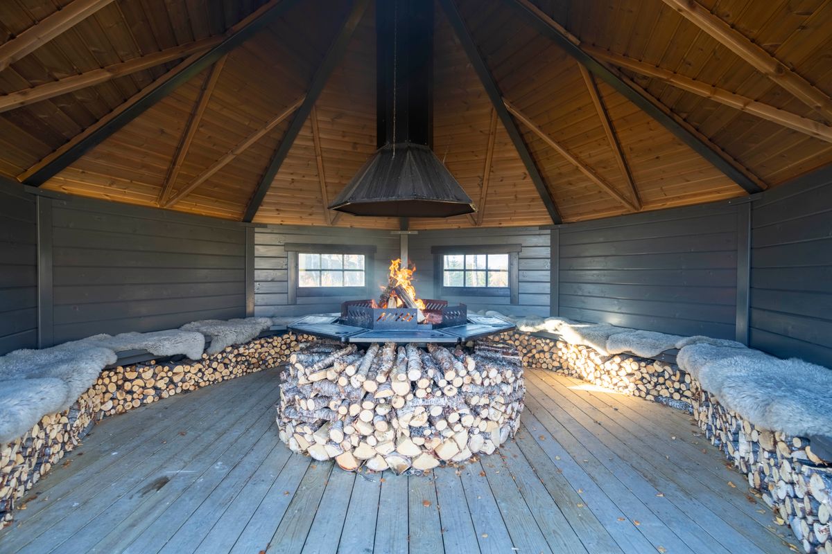 Vindskydd 15 m2 Royal med grill och bänkar - Halvrund timmer