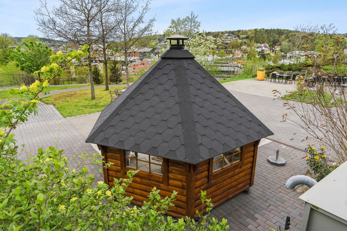 Vindskydd 12 m2 Royal med grill och bänkar - Halvrund timmer