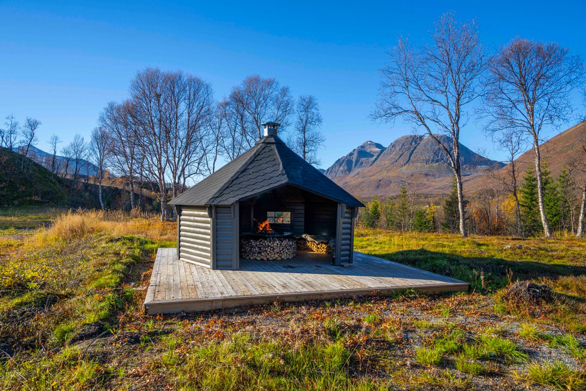 Vindskydd 17 m2 Royal med grill och bänkar - Halvrund timmer